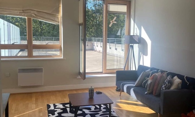 Copers Cope Apartment | Modern 2 Bed Apartment Next To Station + Parking