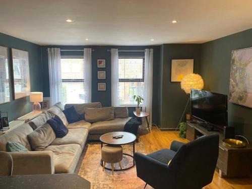 Queens Quarter Apartment | Modern 2 Bed apartment w parking