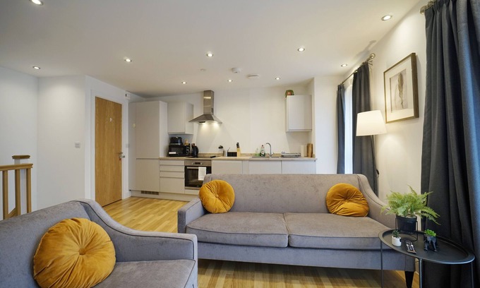Leeds Apartment | Modern 2 Bed Apartment With Juliet Balcony - DHB Stays