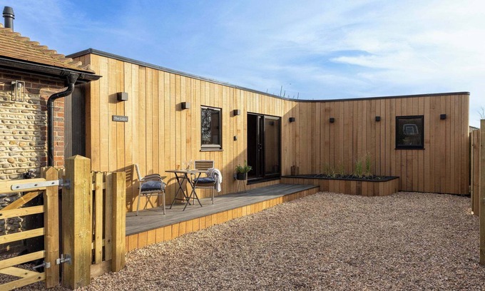 West Wittering Cabin | Modern 2-Bed Cabin Near West Wittering Beach