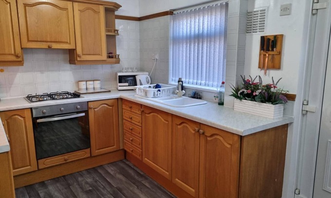 Leeds House | Modern 2-bed Home - Private Garden, Parking & Wifi