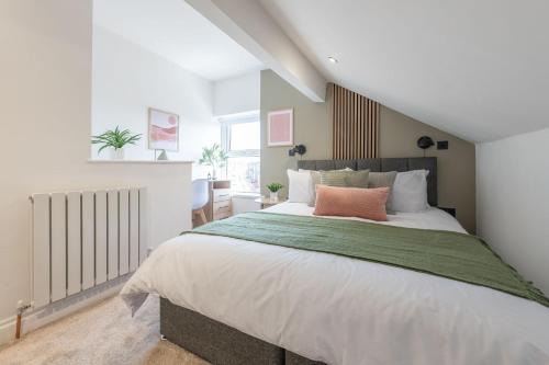Leeds Apartment | Modern 2 Bedroom Flat Near Leeds Centre with Free Parking, Ideal for Contractors & Long Stays - NordStay