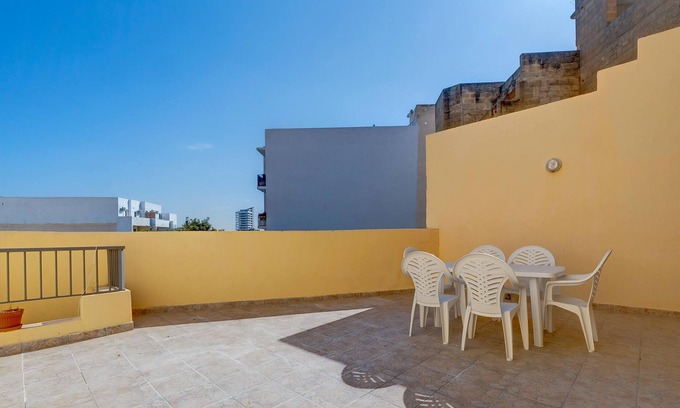 Gzira Apartment | Modern 2 Bedroom Maisonette in Central Sliema