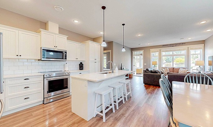 Okanagan-Similkameen House | Modern 2-Story Home with Golf Cart! ⛳🚘