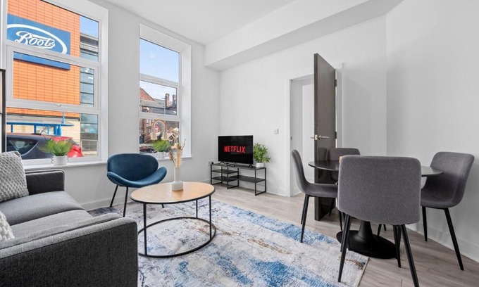 Warrington Apartment | Modern 2BD City Apartment