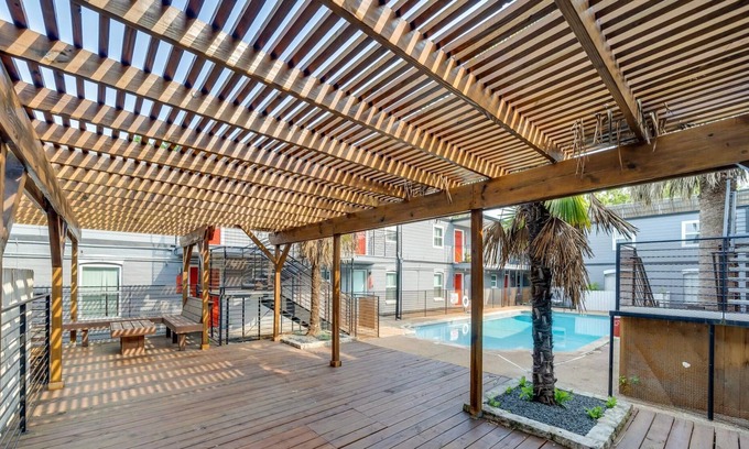 Hyde Park Apartment | Modern 2BR Near UT Hyde Park Evonify