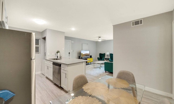 Hyde Park Apartment | Modern 2BR Near UT Hyde Park Evonify