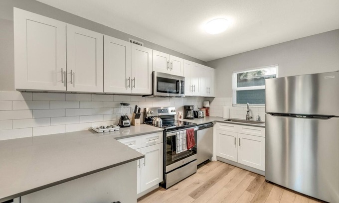 Hyde Park Apartment | Modern 2BR Near UT Hyde Park Evonify