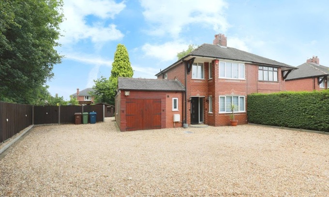 Forsbrook House | Modern 3-Bed Home near Alton tower
