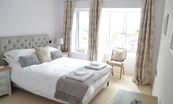 Newquay City Centre House | Modern 3-Bed Townhouse, Newquay, Sleeps 6, Beach 300m, 5 min walk to town centre