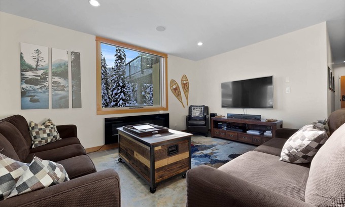 Sun Peaks Cabin | Modern 3 bedroom apartment in village centre