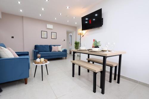 Llansamlet Apartment | Modern 3 Bedroom Apartment With Parking - Sleeps 5 - Swansea - Close to M4 - 15 Mins To City Centre - By EKLIVING LUXE Short Lets & Serviced Accommodation