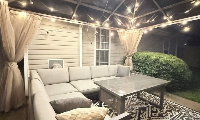 Prosperity Church Road House | Modern 3 BR 2 BA Home with Backyard – 8mi Downtown