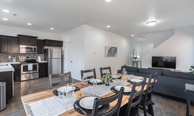 North Image House | Modern 3b/2b Retreat near Portland. Must-See!