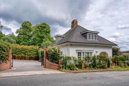 Birmingham House | Modern 3BR Home in 2 Nether Hall Near M6 J7 with Hot Tub, Smart TV and Free Parking
