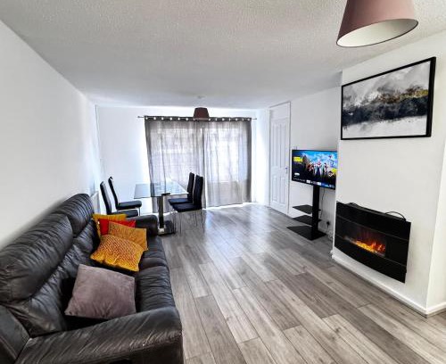 North End House | Modern 3BR House with Free Parking