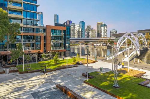 Docklands Apartment | Modern 3BR Melbourne Waterfront Apartment with Resort Amenities in Docklands