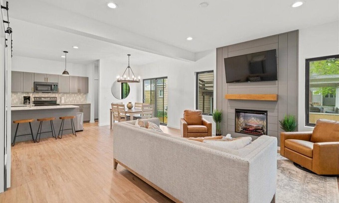 Cedar Falls House | Modern 4 Bed/3.5 Bath Farmhouse Steps to Downtown CF!
