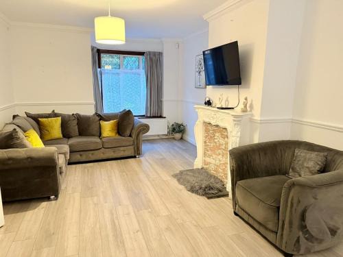 Christchurch Apartment | Modern 4 bed House with Free Parking