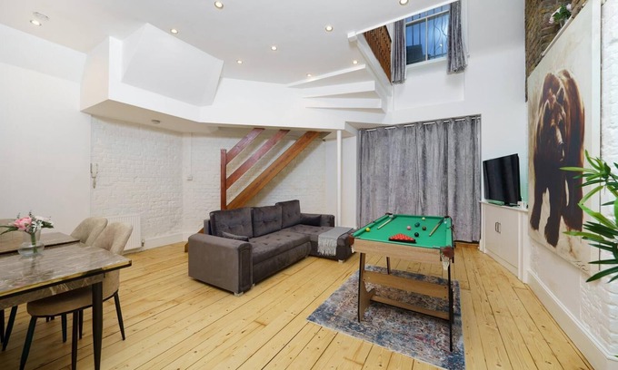 Munster Apartment | Modern 4-bedroom Apartment in Fulham, London