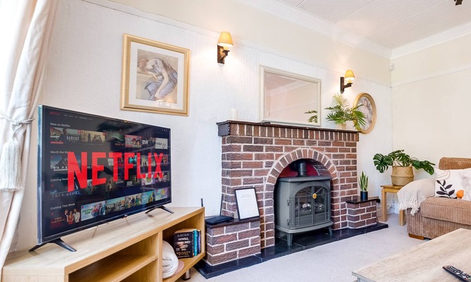 Marston Green Apartment | Modern 4BR House, Parking, NEC, Birmingham Airport