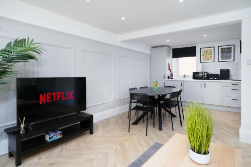 Galashiels Apartment | Modern 5 BED-2 BATH Apartment