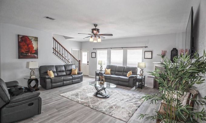 Spring House | Modern 5 Bedroom, 3 Full bathroom, + PlayStation.