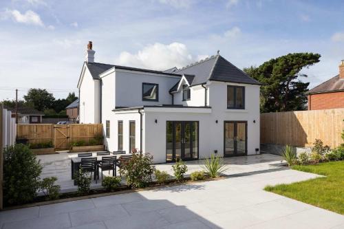 Southbourne House | Modern 5-Bedroom Retreat Nr Coast