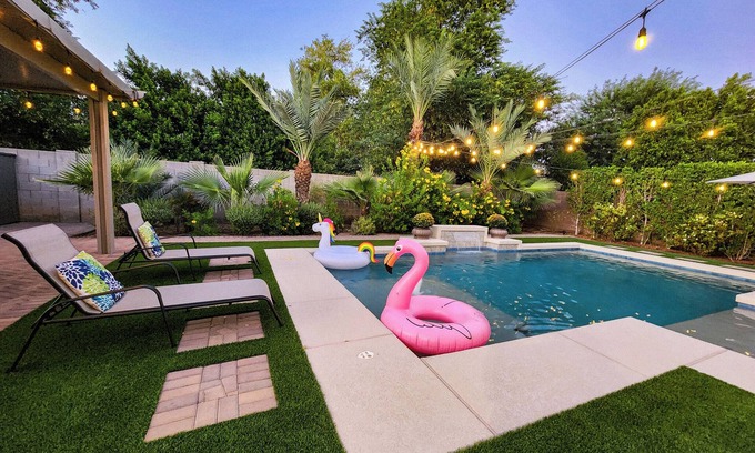 Glendale House | Modern 5 BR/4BA Family Retreat w/Heated Pool*5 mins to Westgate , Stadium & Fun