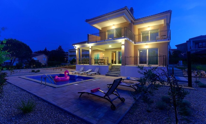 Vantacici Villa | Modern 5 * villa with pool, only 70m from the beach