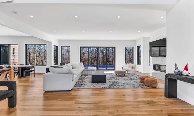 Village of East Hampton House | MODERN 6 BEDROOM HAMPTONS OASIS