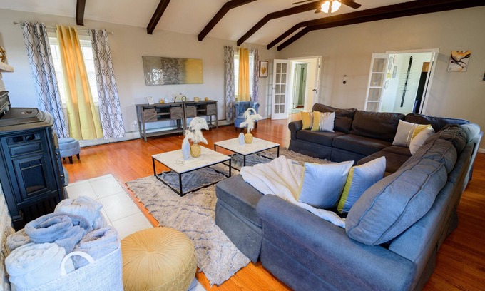 Gouldsboro House | "Modern 6BR Pocono Lake View Home Near Attractions W Balcony”