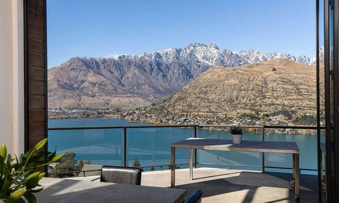 Queenstown House | Modern Alpine Living with Spectacular View