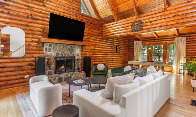 Cumming Cabin | Modern and Luxurious Cabin Retreat, 5 minutes from Cumming City Center