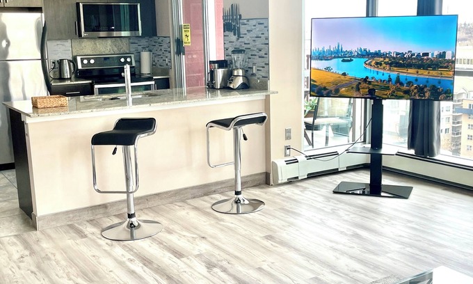 Beltline Condo | Modern and Stylish Condo plus Free Parking