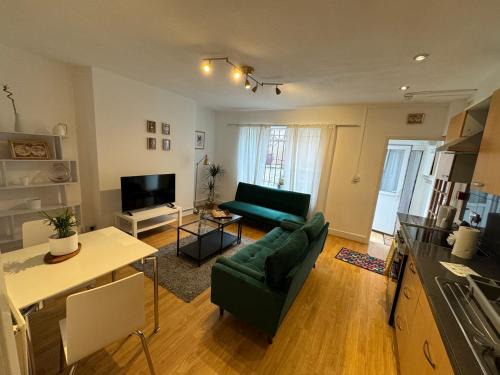Junction Apartment | Modern Apartment 5 min to Stations