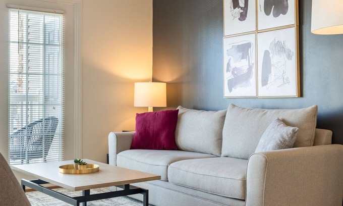 Lexington Apartment | Modern Apartment in Prime Location (ID6496X24)