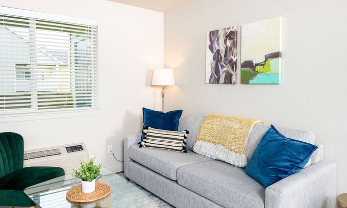 Vancouver Apartment | Modern Apartment in Prime Location (ID4516)
