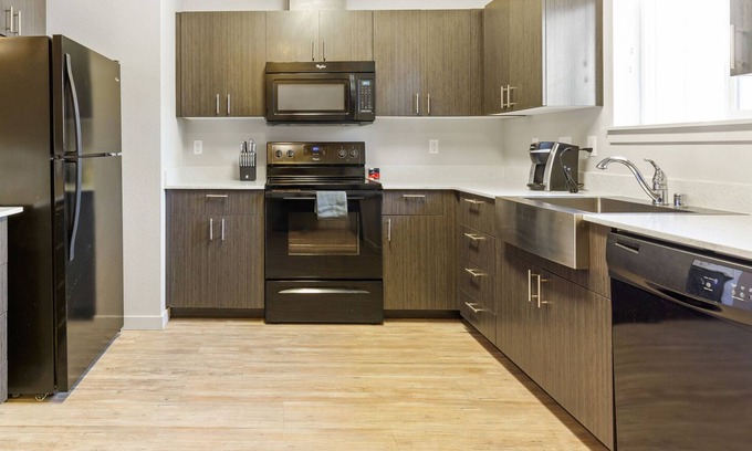 Vancouver Apartment | Modern Apartment in Prime Location (ID7029X00)