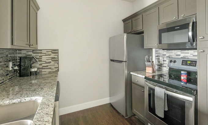 Richmond Apartment | Modern Apartment in Prime Location (ID1272X140)