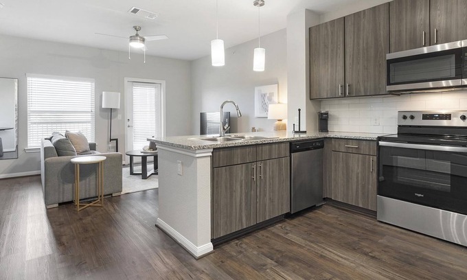 Stone Oak Apartment | Modern Apartment in Prime Location (ID7253X29)