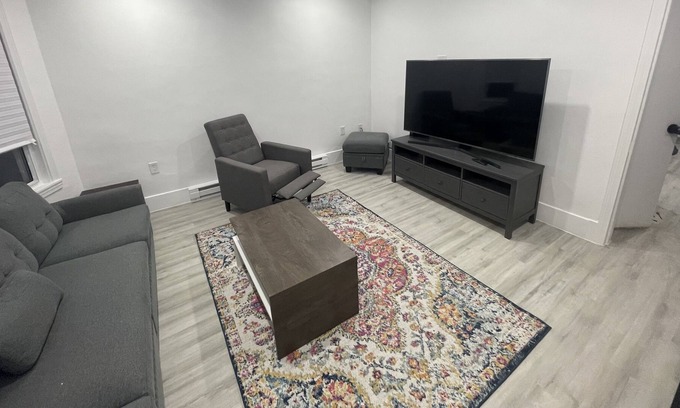 Worcester House | Modern apartment in Worcester w/ all amenities. 5 minutes away from White City.