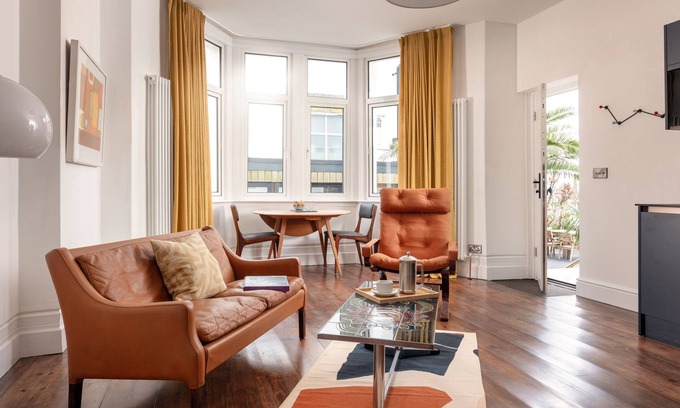 Maenporth Apartment | Modern Apartment - Jimi Hendrix