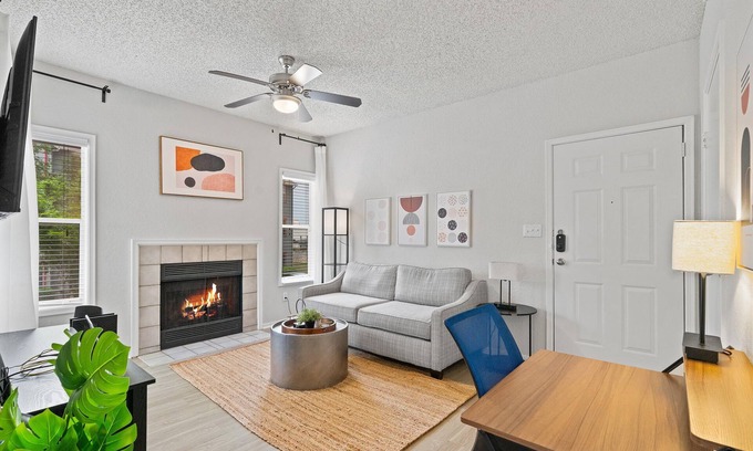 Milwood Apartment | Modern Apartment near the Domain w/King Bed