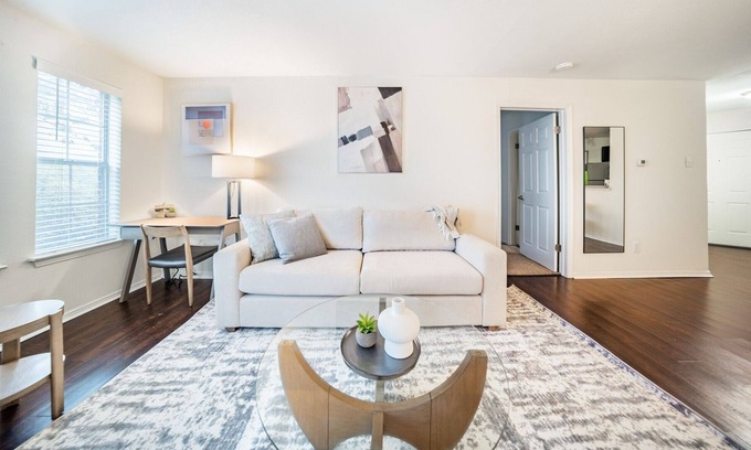 North Royalton Apartment | Modern Apartment in Prime Location (ID5072X67)