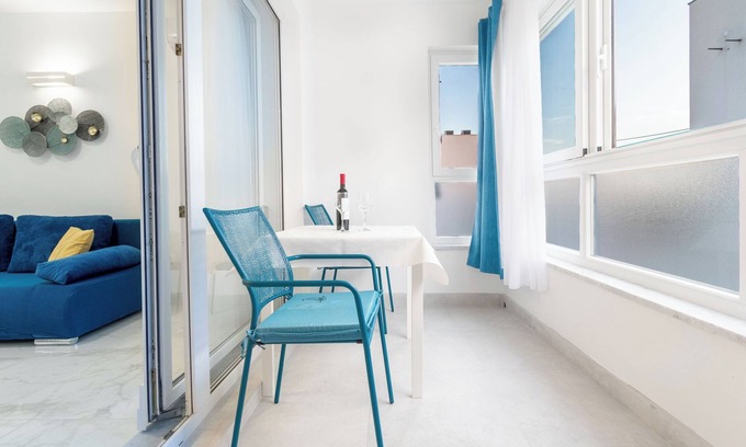 Istok Apartment | Modern apartment with balcony, close to the beach