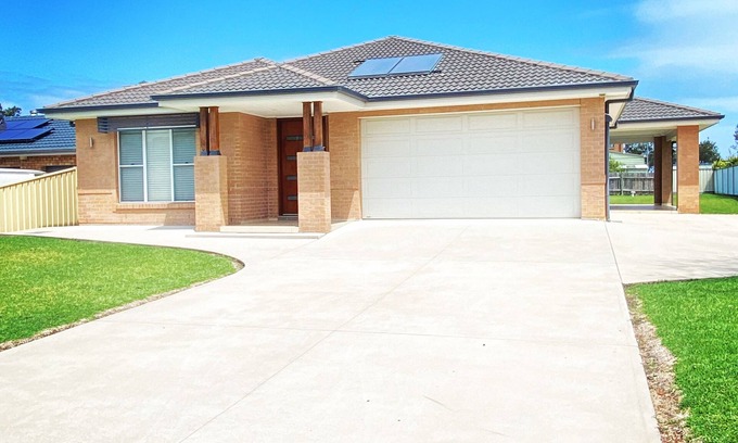 Maloneys Beach House | Modern Beach House Retreat - 3 min walk to beach!