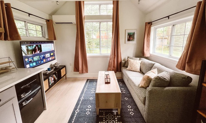 Brunswick Apartment | Modern Brunswick Cottage near Bowdoin & Downtown