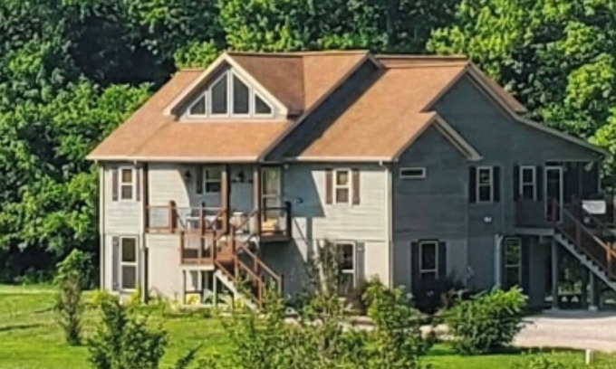 Burkesville Cabin | Modern Cabin on trophy section of Cumberland River-Minutes to Dale Hollow