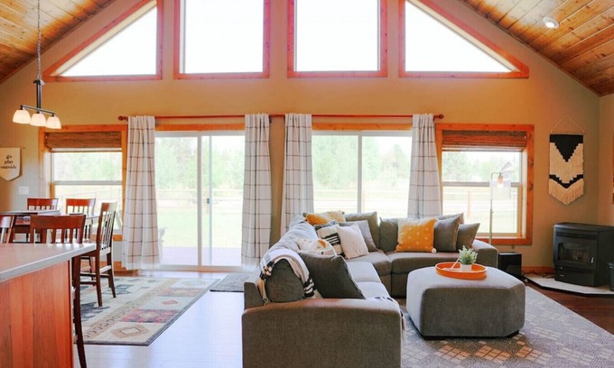 Fir Grove Estates Cabin | Modern Cabin w/Open Views & Fenced Yard